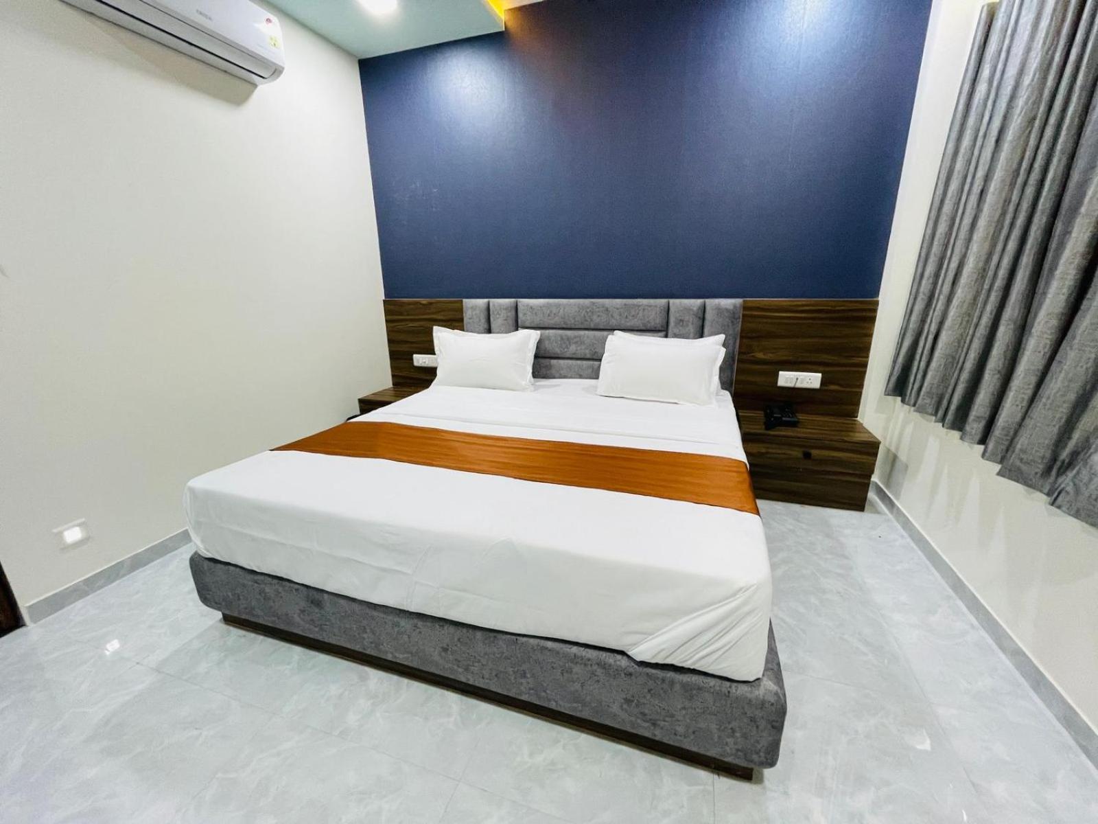 Hotel Nova Blue Ahmedabad Exterior foto