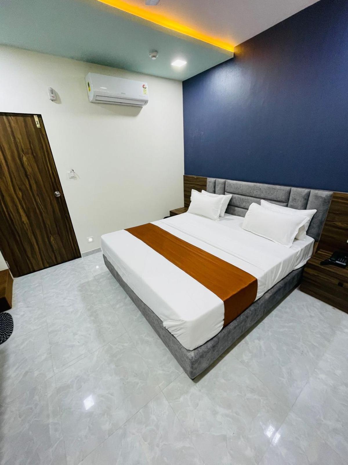 Hotel Nova Blue Ahmedabad Exterior foto